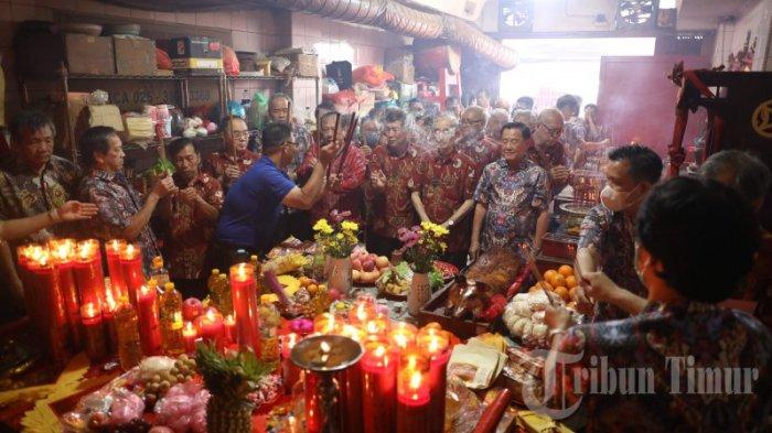 Sejumlah internal pengurus Yayasan Klenteng Kwan Kong melakukan ibadah dalam rangka merayakan Hari Ulang Tahun (HUT) ke-1863 Dewa Kwan Kong yang berlangsung di Klenteng Kwan Kong, Jl Sulawesi, Makassar, Kamis (10/8/2023). HUT ke-1863 Kwan Kong diperingati seluruh umat diseluruh dunia dengan harapan, pemujaan ini berjalan lancar seperti dengan harapan para dewa.
