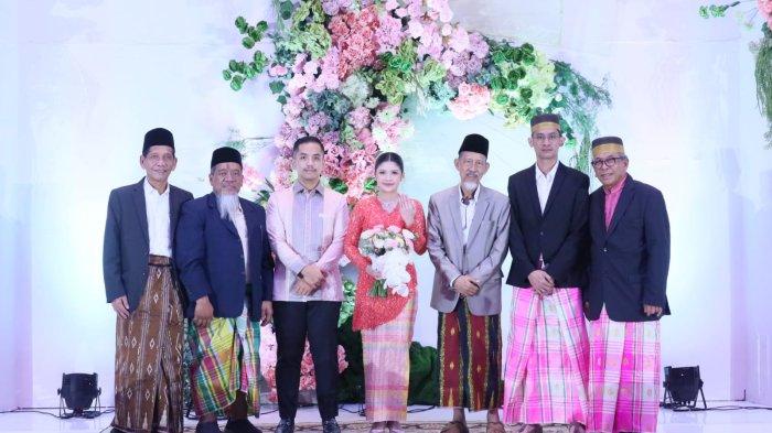 LAMARAN PUTRA IAS- Putra sulung dari Ichsan Yasin Limpo, Sadli Nurjaffia Ichsan (dua dari kanan) bersama mantan wali kota Makassar, Ilham Arief Sirajuddin saat lamaran Zulfikar Nur Alamsyah ke Roidah Halilah Falih Ichsan di di Four Point by sheraton hotel, Jl Andi Djemma, Minggu (8/6/2025). Kedua keluarga ini menyatu lewat pernikahan.