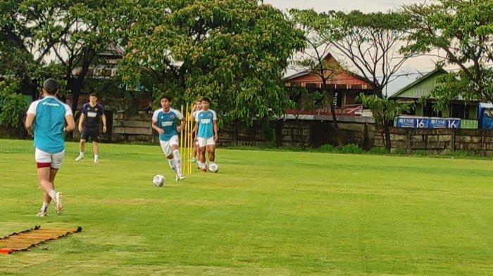 Pemain jebolan akademi PSM, Sulthan Zaky saat latihan bersama skuad senior PSM di Lapangan Bosowa Sport Center (BSC), Jl Teuku Umar, Kota Makassar, Rabu (9/11/2022)