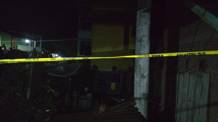 LOKASI LEDAKAN - Kondisi rumah korban Jusmawati setelah ledakan di Desa Lolisang, Kecamatan Kajang, Bulukumba Sulsel, tampak dipasangi police line, Selasa (1/7/2025) malam. Jusmawati tewas dalam ledakan itu.