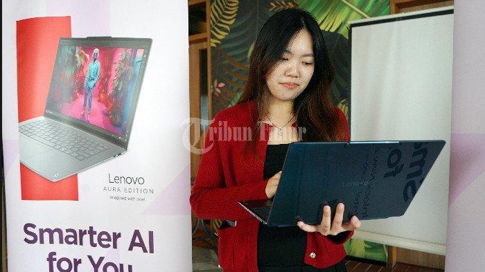 AURA EDITION  - Pengunjung cafe mencoba salah satu produk Lenovo Aura Edition 2025 di Goodfields Jl. Botolempangan, Makassar, Jumat (9/5/2025). Laptop generasi terbaru ini dirancang untuk meningkatkan produktivitas, kreativitas, dan menghadirkan pengalaman komputasi yang lebih personal. Ditenagai AI yang dapat dipersonalisasi, pengguna memiliki kendali penuh untuk menyesuaikan kebutuhan.