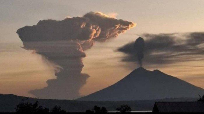 LEWOTOBI MELETUS-Gunung Lewotobi Laki-laki, Kabupaten Flores Timur meletus dengan kepulan asap setinggi 10 kilometer, Selasa (17/6/2025). Sejumlah penerbangan menuju ke Bali dan NTT dibatalkan atau ditunda.