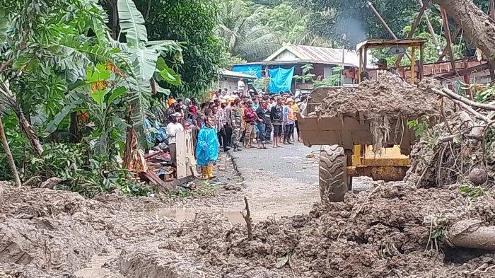 LONGSOR - Alat Berat jenis Loader diturunkan Pemkab Soppeng bersihkan jalan Poros Soppeng-Barru akibat longsor di Desa Gattareng, Kecamatan Marioriwawo, Kabupaten Soppeng, Selasa(11/2/2025)