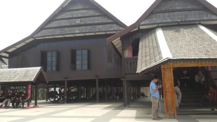 Tim Subdit I Ditreskrimum Polda Sulsel bersama Polres Gowa turun melakukan pemeriksaan pasca bentrok antara Pemerintah Gowa dan Kerajaan Gowa, di Museum Balla Lompoa, Jl. Wahid Hasyim, Kamis (15/9/2016).