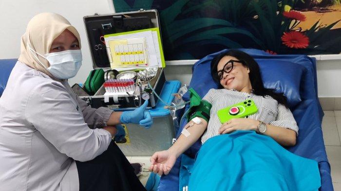 DONOR DARAH - Indosat Ooredoo Hutchison (IOH) Makassar kembali menunjukkan kepeduliannya terhadap sesama dengan menggelar aksi donor darah, Kamis (8/5/2025). Kegiatan sosial ini berlangsung di kantor IOH Jl. Slamet Riyadi No. 4, mulai pukul 09.00 WITA,