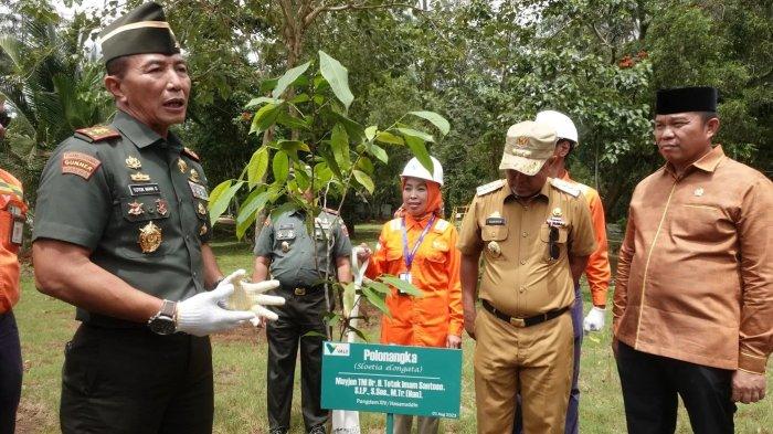 Pangdam XIV Hasanuddin Mayjen TNI Dr Totok Imam Santoso mengunjungi PT Vale Indonesia Tbk (PT Vale) di Blok Sorowako selama dua hari, Selasa dan Rabu (1-2/08/2023). Kedatangan Pangdam disambut oleh Wakil Presiden Direktur (Wapresdir) PT Vale Adriansyah Chaniago dan Bupati Luwu Timur Budiman.