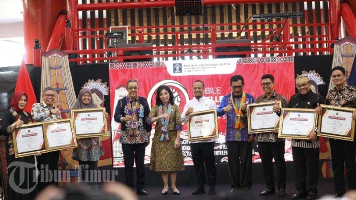 Kepala Kantor Wilayah Kemenkumham Sulsel, Liberti Sitinjak (keempat kanan) mendampingi Direktur Jenderal Kekayaan Intelektual Menkumham, Min Usihen (kelima dari kiri) bersama Gubernur Sulsel, Andi Sudirman Sulaiman (kelima dari kanani) berfoto bersama dengan sejumlah kepala daerah usai menerima penghargaan disela pembukaan acara Mobile Intelectual Property Clinic Sulsel yang berlangsung di Mal Phinisi Point (Pipo), Makassar, Jumat (28/7/2023). Penghargaan yang diberikan oleh Kementerian Hukum dan Hak Asasi Manusia (Kemenkumham) RI ini, atas peran aktif dalam membangun dan melindungi serta mendukung program kekayaan intelektual di Provinsi Sulsel. Beberapa Kabupaten/Kota yang juga turut mendapatkan penghargaan diantaranya Kota Parepare, Kabupaten Bone, Maros, Bulukumba dan Barru. 