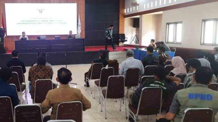 MITIGASI BENCANA - Suasana kegiatan Diseminasi Riset Kebencanaan Kabupaten Luwuyang berlangsung di Aula Andi Kambo, Kantor Bupati Kabupaten Luwu, Sulsel, Sabtu (15/03/2025). Kegiatan ini merupakan bagian dari upaya Unhas dalam mendukung pemerintah daerah meningkatkan kapasitas mitigasi bencana dan menyusun kebijakan pembangunan berbasis kajian ilmiah.