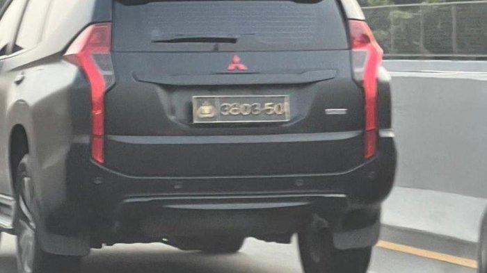 Mobil dinas polisi merek Mitsubishi Pajero Sport berplat nomor 3803-50 yang diduga ugal-ugalan di jalan tol kawasan Pantai Indah Kapuk (PIK), Jakarta Utara.