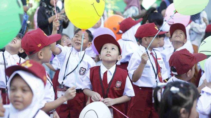 Sejumlah siswa baru mengikuti masa pengenalan lingkungan sekolah (MPLS) yang berlangsung di halaman UPT SPF SDN Panaikang II, Makassar, Kamis (11/07/2024). Kegiatan ini bertujuan untuk memperkenalkan lingkungan sekolah kepada siswa baru serta membantu mereka beradaptasi dengan lingkungan belajar yang baru.