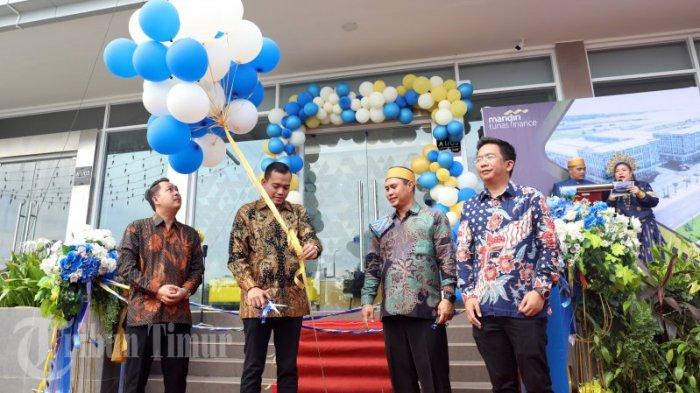 Regional Manager MTF Sulam Papua, Irianto Musdiono (tengah kiri) bersama dengan Chief Of Marketing Mandiri Tunas Finance, Afri Feder Fauzi (tengah kanan) dan Branch Manager MTF Makassar 1, Agus Sugiarto Salim (kanan) melakukan prosesi peresmian kantor baru Cabang Mandiri Tunas Finance (MTF) Makassar 1 yang berlangsung di Kompleks Citraland Businesess Park, Makassar, Jumat (14/7/2023). Sebelumnya Kantor Cabang MTF Makassar 1 berkantor di Jalan Veteran Selatan Makassar. Pemindahan kantor baru MTF Makassar 1 ini sebagai bentuk komitmen untuk meningkatkan produk dan layanan sesuai kebutuhan masyarakat.