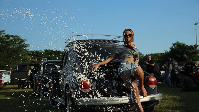 FOTO: Model Seksi Mandi Busa di Pantai Akkarena - Tribun-timur.com