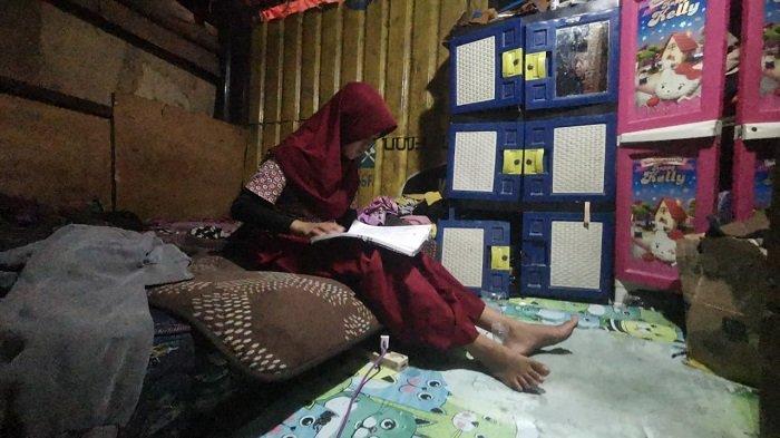 NAILA DUDUK DI KAMAR- Calon peserta didik Sekolah Rakyat, Naila di rumahnya, Kelurahan Pandang, Kecamatan Panakkukang, Kota Makassar, Kamis (8/5/2025). Wali Kota Makassar, Munafri Arifuddin menemani Menteri Sosial RI, Saifullah Yusuf mengunjungi Naila.