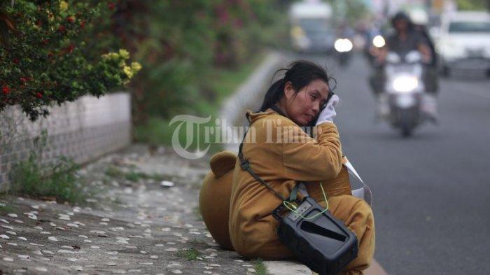 Isa beristrahat disela menjadi pengamen Badut Jalanan di Traffic light pertigaan jalan BTP, Tamalanrea, Makassar, Selasa (26/7/2022). Pekerjaan menjadi badut merupakan satu di antara banyak pekerjaan kaum marjinal yang banyak ditemukan di sudut lampu lalu lintas. 