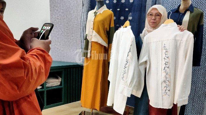 Founder Nuppu, Mutiarawati memperlihatkan koleksi Nuppu disela pembukaan store ketiga yang berlangsung di lantai 1 Trans Studio Mall (TSM), Makassar, Sabtu (18/01/2025). Nuppu dikenal dengan ciri khas teknik jahitannya yang unik. Bekas obras pakaian dibungkus dengan rapi sehingga benangnya tidak terlihat. Tema koleksi terbaru Nuppu mengusung semangat 