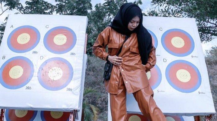 Owner Affor Neo Jaya, Nurlinda Dwi Sukti. Pengusaha muda Makassar, Nurlinda Dwi Sukti (27) mendadak viral seusai mendonasikan uangnya Rp1 miliar untuk membantu warga terdampak pandemi Covid-19.