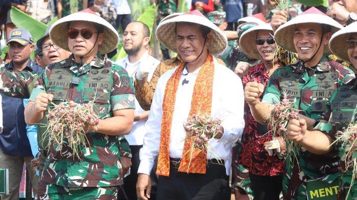Menteri Pertanian Andi Amran Sulaiman bersama KASAD Jenderal TNI Maruli Simanjuntak melakukan panen bawang merah di lahan urban farmin Korem 051/WKT Kodam Jaya.