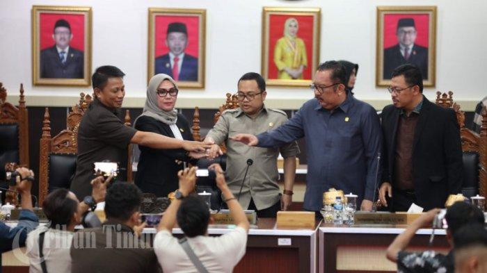 Pimpinan DPRD Sulsel salam komando dengan Pj Sekprov Sulsel, Andi Darmawan Bintang (kiri) usai rapat paripurna dengan agenda pengumuman akhir masa jabatan gubernur Sulsel 2018-2023 di gedung DPRD Sulsel, Jl Urip Sumoharjo, Makassar, Jumat (4/8/2024) malam. Paripurna ini tidak dihadiri Gubernur Sulsel, Andi Sudirman Sulaiman.