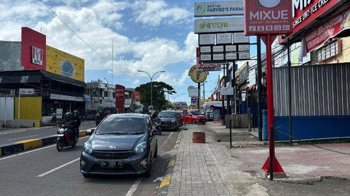Contoh parkir liar di Jalan Jenderal Ahmad Yani, Watampone, Kabupaten Bone, Sulsel, sebagaimana diabadikan, Jumat (21/76/2024).