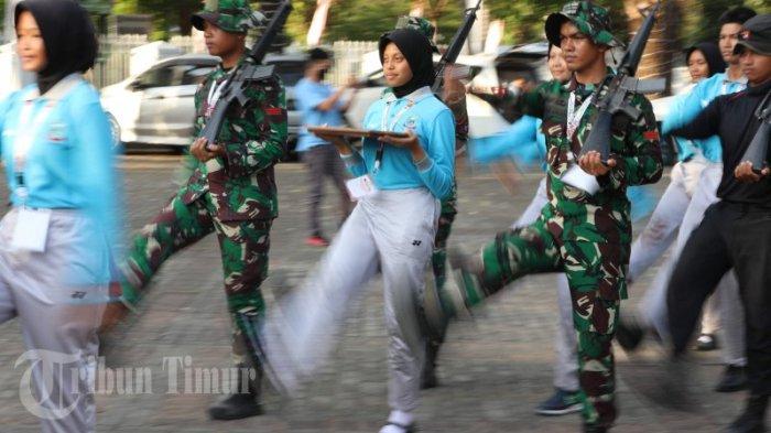 Sejumlah pasukan pengibar bendera (Paskibra) Sulsel melakukan latihan di halaman Rumah jabatan Gubernur Sulsel, Jl Jend Sudirman, Makassar, Rabu (9/8/2023). Sebanyak 73 peserta Paskibra yang berasal dari siswa Sekolah Menengah Atas (SMA) sederajat yang diseleksi di 24 kabupaten Kota Sulsel ini melakukan latihan untuk peringatan hari Kemerdekaan ke-78 RI pada 17 Agustus 2023.