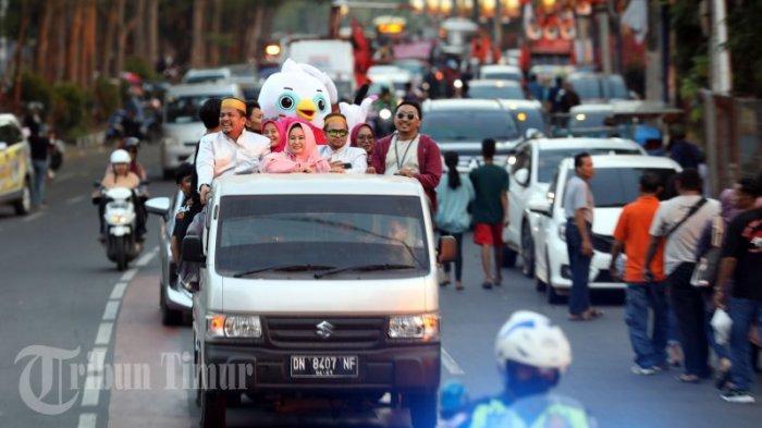 Sejumlah komisione KPU Makassar mengkuit pawai Kirab Pemilu 2024 di Jl Penghibur, Makassar (20/7/2023) sore. Acara pawai ini melibatkan seluruh jajaran KPU Kota Makassar dan perangkat penyelenggara Pemilu 2024, termasuk Panitia Pemungutan Suara (PPS) dan Panitia Pemilihan Kecamatan (PPK) se-Kota Makassar untuk memberikan sosialisasi dan edukasi kepada masyarakat tentang pentingnya pesta demokrasi lima tahunan.
