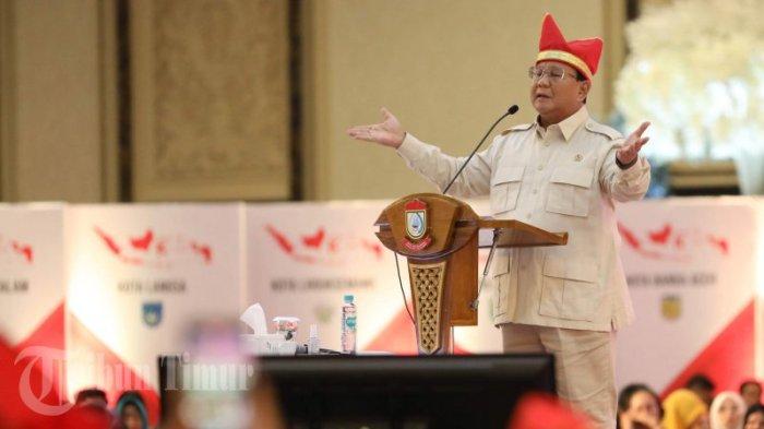 Menteri Pertahanan Republik Indonesia Prabowo Subianto menghadiri Rakernas XVI Apeksi di gedung Upperhills Convention Hall, Jl Tanjung Bunga, Makassar, Kamis (13/7/2023). Selain Prabowo, Gubernur Jawa Tengah Ganjar Pranowo dan Mantan Gubernur DKI Jakarta Anies Baswedan juga hadir untuk menyampaikan gagasannya didepan seluruh wali kota se-Indonesia yang hadir dalam Rakernas Apeksi di Makassar.