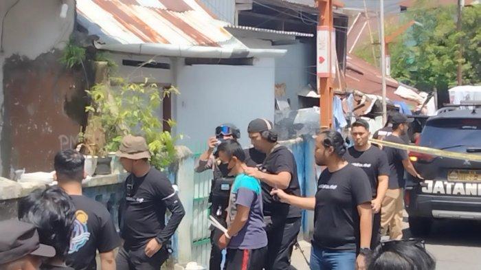 Saat H (42) terduga pelaku pembunuhan istrinya Jumiati (35) dihadirkan dalam olah TKP penemuan sesosok mayat perempuan dalam rumah di Jl Kandea 2, Kecamatan Bontoala, Makassar, Minggu (14/4/2024) siang.
