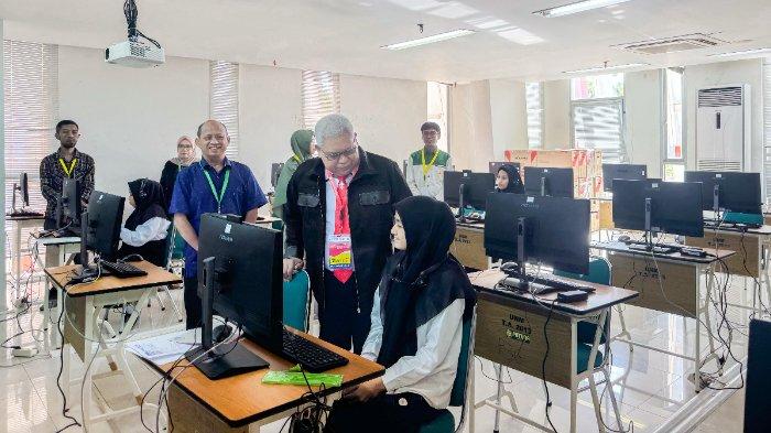 UTBK-SNBT 2025 - Rektor UNM, Prof. Karta Jayadi, pantau langsung  pelaksanaan UTBK-SNBT pada hari kedua untuk  peserta berkebutuhan khusus (disabilitas), Kamis (24/4/2025). Sebanyak 10 orang yang mengikuti ujian, terdiri dari 7 peserta tunanetra dan 1 peserta tuna daksa dan tuna rungu 2 orang. Semua peserta difabel ini memilih UNM sebagai pilihan pertama mereka untuk melanjutkan pendidikan tinggi.