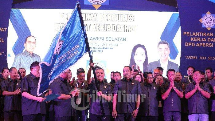 Ketua DPD Apersi Sulsel, Yasser Latief mengibarkan bendera Apersi disela pelantikan  pengurus DPD Asosiasi Pengembang Perumahan dan Permukiman Seluruh Indonesia (Apersi) Sulsel periode 2023-2027 yang berlangsung di Hotel Four Points by Sheraton Makassar, Jl Andi Djemma, Makassar, Selasa (5/3/2024).