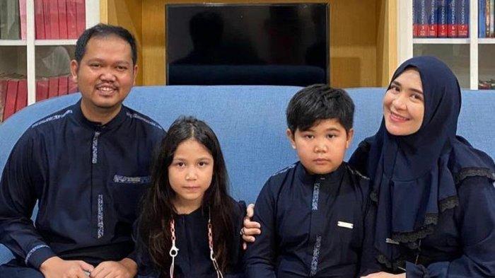 Pemilik Rumah Sakit Ananda Makassar, dr Fadli Ananda bersama keluarga.