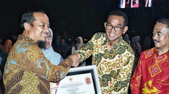 Penghargaan diterima oleh Pj. Bupati Takalar Dr. Setiawan Aswad, M. Dev. Plg yang diserahkan langsung Gubernur Sulsel H. Andi Sudirman Sulaiman.