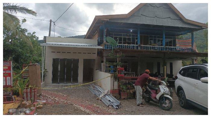 penampakan rumah Rudi S Gani di Desa Pattuku Limpoe, Kecamatan Lappariaja, Kabupaten Bone. Nampak garis polisi masih terpasang setelah Rudi tewas ditembak.