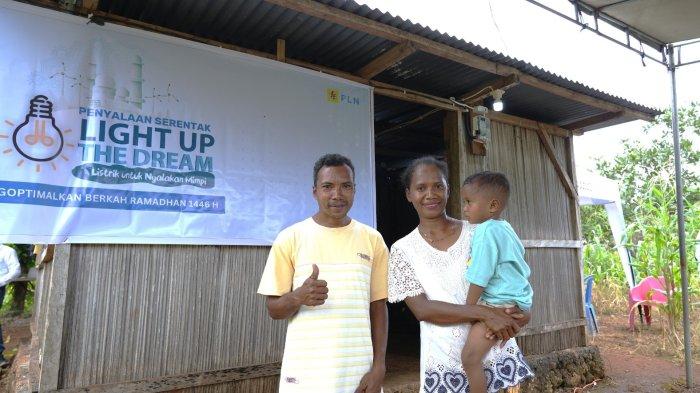 LISTRIK GRATIS - Nenek Rusmini, salah satu penerima manfaat  penyalaan serentak program Light Up The Dream. Warga Lubuk Linggau Selatan, Provinsi Sumatera Selatan ini tak kuasa menahan haru ketika listrik di rumah akhirnya menyala berkat program Light Up The Dream.