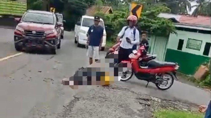 Pengendara sepeda motor Muh Rustam (48) warga Pattongko, Kecamatan Tellulimpoe, Sinjai saat terjadi tabrakan di Poros Sinjai - Bulukumba, Desa Saukang, Kecamatan Sinjai Timur, Kamis (2/5/2024).
