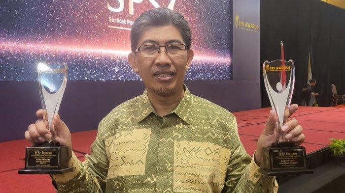 Ketua Penyunting PK Identitas Unhas Ahmad Bahar saat menerima penghargaan yang diraih Identitas Unhas, di Hotel Ciputra Jakarta, Jakarta Barat, Selasa (30/4/2024).