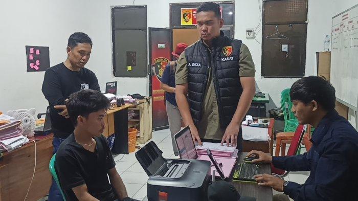 Pelaku penyanderaan anak kandung di Pinrang saat diperiksa polisi, Senin (5/8/2024) 