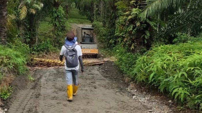 Proses perbaikan jalan ini menggunakan 2 alat berat yaitu wales dan grader, serta beberapa mobil dumptruck.