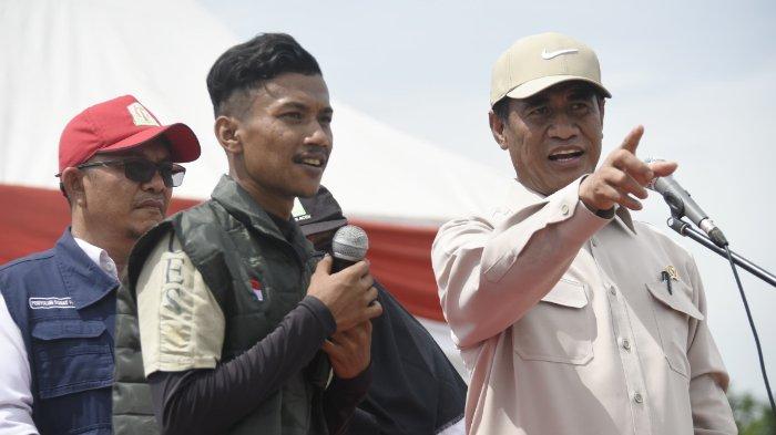 Marwan (24), petani muda asal Lhoksukon, Aceh Utara (kiri) bersama Menteri Pertanian (Mentan) Amran Sulaiman, saat apel Brigade Pangan di Lhoksukon, Aceh Utara, Selasa, (10/12/2024).
Marwan (24), petani muda asal Lhoksukon, Aceh Utara (kiri) bersama Menteri Pertanian (Mentan) Amran Sulaiman, saat apel Brigade Pangan di Lhoksukon, Aceh Utara, Selasa, (10/12/2024).