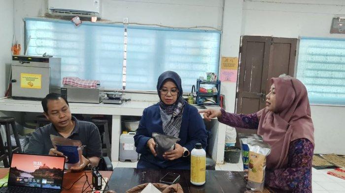 Sejumlah dosen memperlihatkan produk inokulan di Laboratorium Valorisasi Fakultas Peternakan Kampus Universitas Hasanuddin, Makassar, beberapa hari lalu. Produk inokulan yang dikembangkan merupakan hasil dari penelitian mendalam para akademisi UNHAS, dengan harapan dapat memberikan dampak positif bagi sektor peternakan lokal.