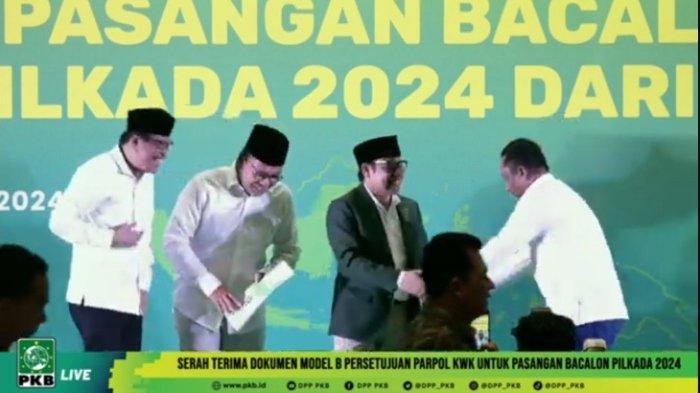 Ketua Umum PKB Muhaimin Iskandar menyerahkan langsung rekomendasi kepada kepasa Danny-Azhar di kantor DPP PKB, Jakarta, Minggu (18/8/2024).