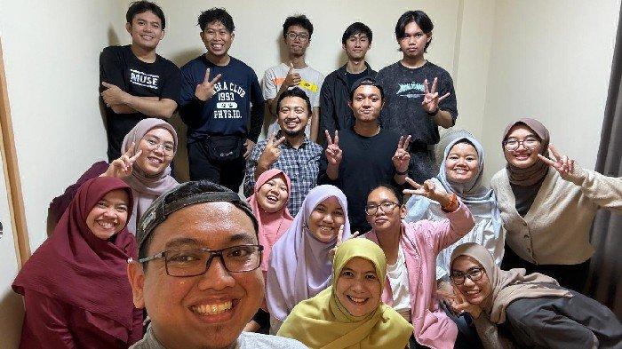 Sejumlah mahasiswa yang tergabung dalam Persatuan Pelajar Indonesia Jepang (PPIJ) cabang Kochi berfoto bersama usai menggelar rapat kerja tahunan yang berlangsung di Kochi, Jepang, Senin (4/11/2024). 