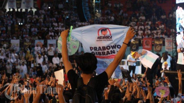 Sejumlah relawan hadir dalam acara silaturahmi relawan Prabowo-Gibran se-Sulawesi Selatan di GOR Sudiang, Makassar, Jumat (2/2/2024). Dalam kesempatan tersebut Prabowo Subianto menyampaikan visi, misi, program kerja serta meminta relawan untuk memenangkan pasangan capres dan cawapres nomor urut 2 pada Pilpres 2024.