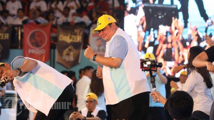 Ketua Umum Golkar sekaligus Menteri Koordinator Perekonomian Airlangga Hartarto melakukan goyang gemoy saat silaturahmi relawan Prabowo-Gibran se-Sulawesi Selatan di GOR Sudiang, Makassar, Jumat (2/2/2024). Dalam kesempatan tersebut Prabowo Subianto menyampaikan visi, misi, program kerja serta meminta relawan untuk memenangkan pasangan capres dan cawapres nomor urut 2 pada Pilpres 2024.