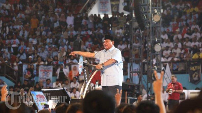 Calon presiden nomor urut 2 Prabowo Subianto menyampaikan orasi politik pada silaturahmi relawan Prabowo-Gibran se-Sulawesi Selatan di GOR Sudiang, Makassar, Jumat (2/2/2024). Dalam kesempatan tersebut Prabowo Subianto menyampaikan visi, misi, program kerja serta meminta relawan untuk memenangkan pasangan capres dan cawapres nomor urut 2 pada Pilpres 2024
