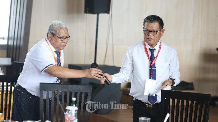 Rektor UNM. Prof Husain Syam (kanan) menyerahkan mic kepada Prof Karta Jayadi (kiri) saat acara Konferensi pers yang berlangsung di Gedung Phinisi UNM, Lt 17, Makassar, Rabu (15/05/2024). Dalam acara tersebut Prof Husain Syam mulai memperkenalkan Prof Karta Jayadi sebagai rektor terpilih Univeristas Negeri Makassar ( UNM) periode 2024-2028. dihadapan Mahasiswa program Doktoral yang berasal dari Insan Cendekia Madani  ICM) Serpong Tangerang, yang turut hadir dan akan menyelesaikan pendidikannya dan akan menjalani Wisuda.