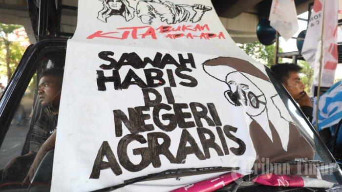 Sejumlah pengunjuk rasa yang tergabung dalam Protes Rakyat Indonesia (PRI) Sulsel membawa poster saat melakukan demonstrasi memperingati Hari Tani Nasional 2023 di bawah jembatan Fly Over, Makassar, Senin (25/9/2023). Mereka menuntut pemerintah mewujudkan reforma agraria yang berkeadilan serta menolak segala bentuk kebijakan dan pembangunan yang dinilai merampas ruang hidup masyarakat kecil.