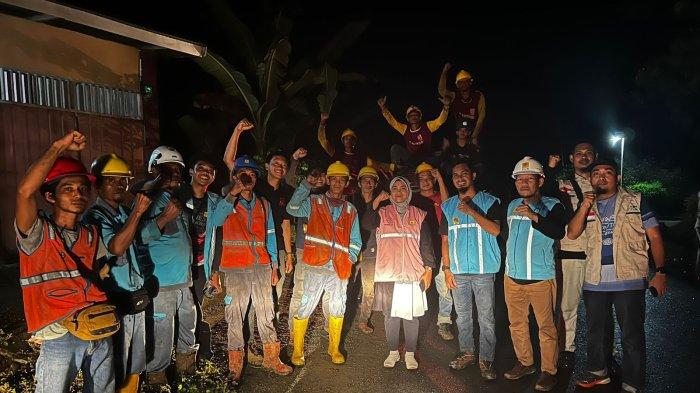 Dalam proses pemulihan listrik di Kabupaten Luwu, ada peran krusial dari srikandi PLN dalam memberikan komando kepada personel PLN di lapangan.