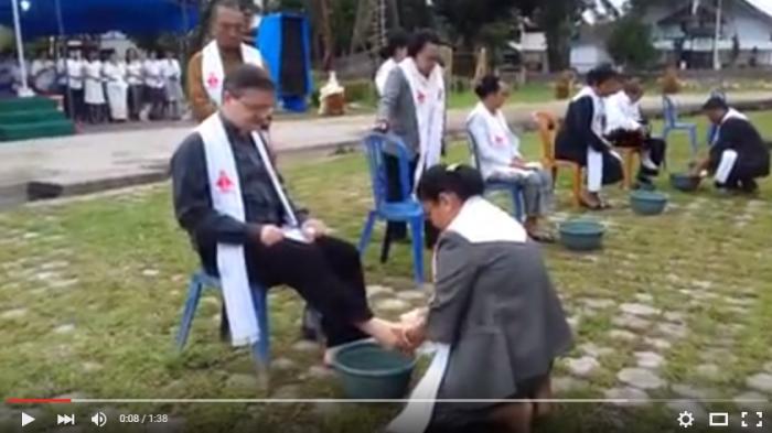 Pembasuhan kaki di gereja pada Kamis Putih