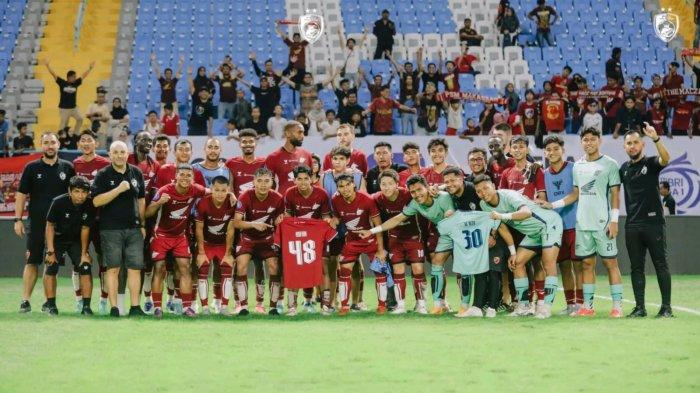 Pelatih PSM Makassar, Bernardo Tavares, dan skuad PSM Makassar musim 2024/2025. Bernardo Tavares menjalani laga ke-100 bersama PSM Makassar saat melawan Borneo FC pada pekan ke-12 Liga 1 2024/2025 di Stadion Batakan, Balikpapan, Kalimantan Timur, Senin (2/12/2024).