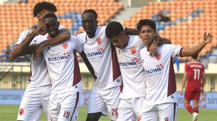 Gelandang PSM Makassar, Latyr Fall bersama pemain PSM Makassar lainnya selebrasi gol usai membobol gawang Borneo FC pada laga pamungkas Grup A Piala Presiden 2024 di Stadion Si Jalak Harupat, Kabupaten Bandung, Jawa Barat, Kamis (25/7/2024). 